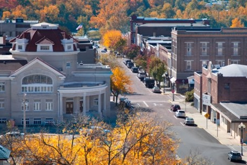A view of the town of Fulton, Missouri during fall